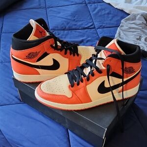 Air Jordan 1 Mid SE "Team Orange/Black-Crimson Tint Equipe Orange/Noir